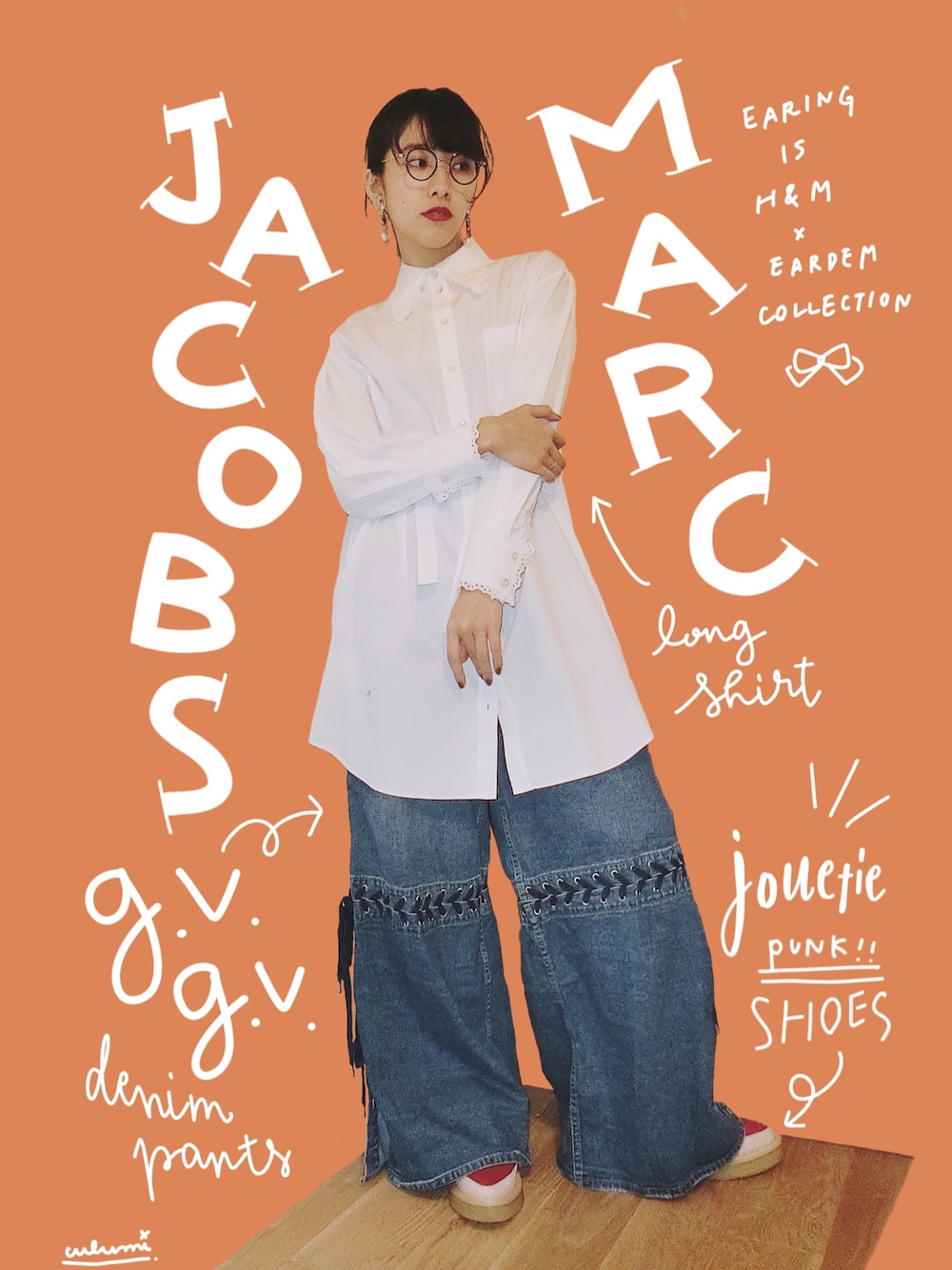 ホワイト系のシャツ/ブラウス、ブルー系のデニムパンツ、ピンク系のその他シューズを着用したレディースの秋コーディネートの1枚目の写真