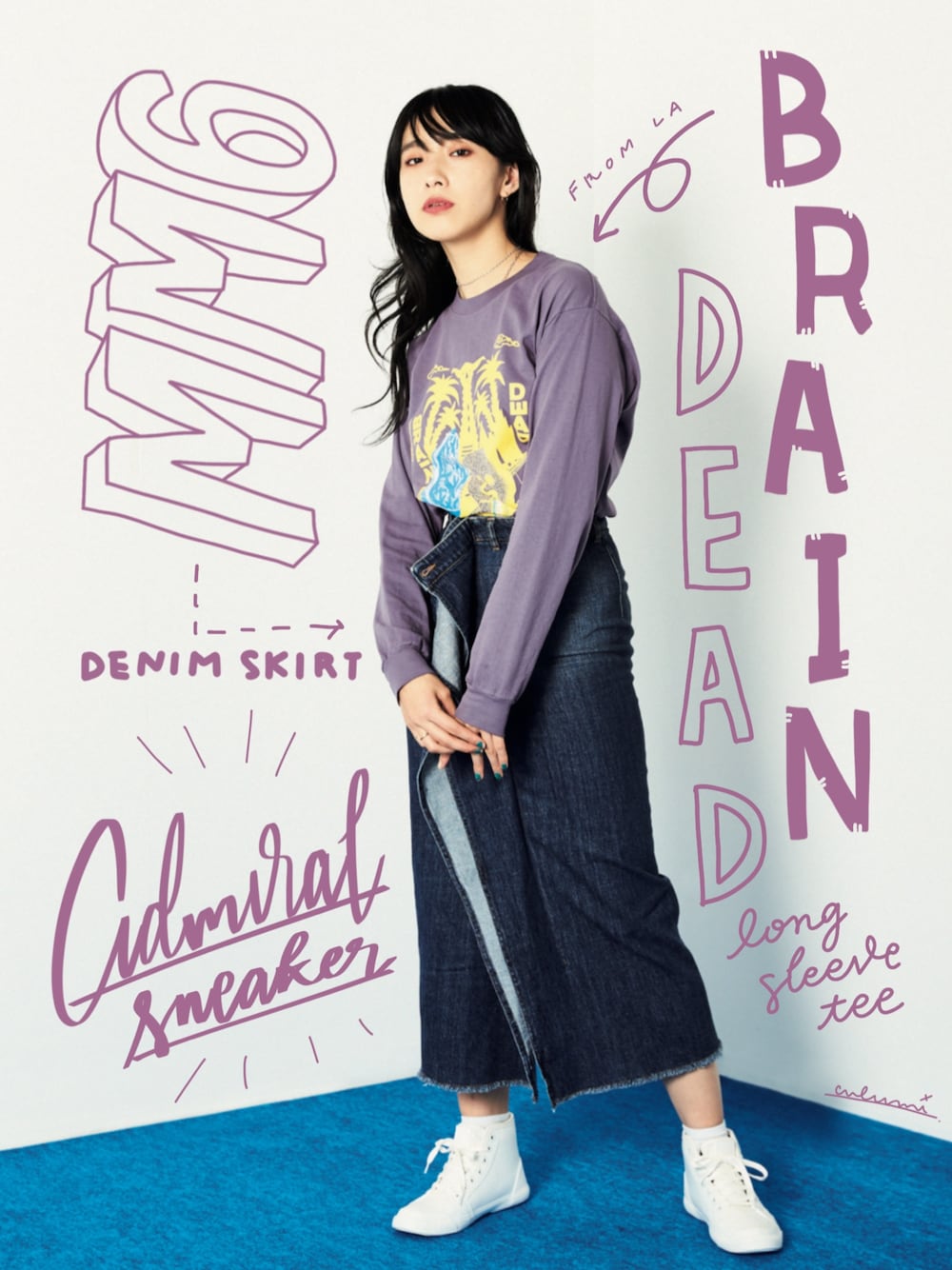 ホワイト系のレインシューズ、ブルー系のデニムスカート、パープル系のTシャツ/カットソーを着用したレディースの春コーディネートの1枚目の写真