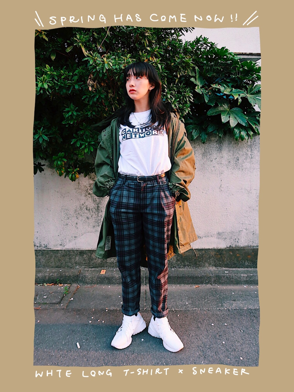 ブラック系のその他パンツ、グリーン系のミリタリージャケット、ホワイト系のTシャツ/カットソーを着用したレディースの春コーディネートの1枚目の写真