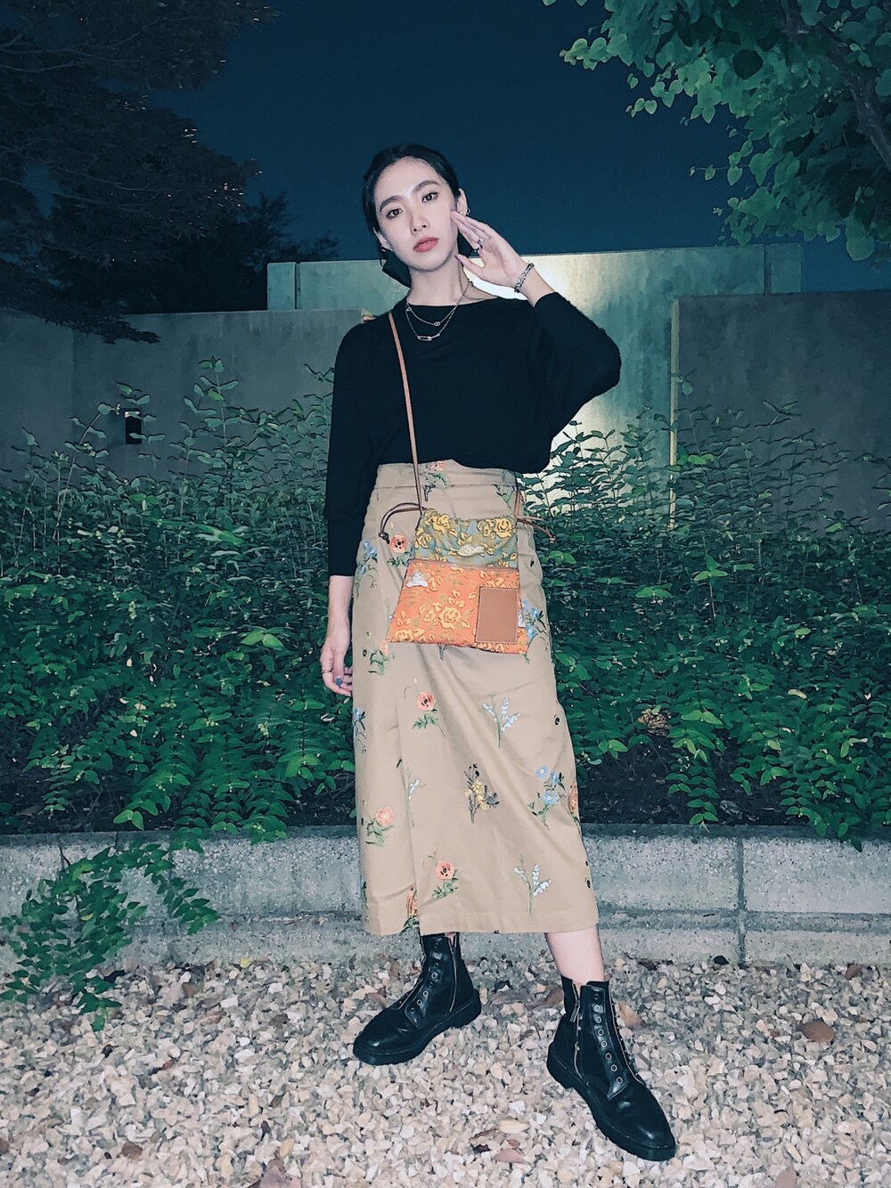 「大人カジュアル、休日スタイル、スカート、ベージュコーデ、オトナ女子、夏コーデ、巻きスカート、Dr.Martens、中田クルミ、ポニーテール」｜「TOMORROWLAND のアイテム（スカート、ベージュ系）」を使った、中田クルミさん（レディース・168cm）の春コーディネートの1枚目の写真