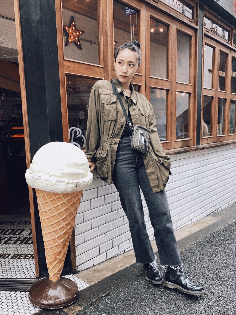 「大人カジュアル、シンプルコーデ、休日コーデ、古着MIX、デニムパンツ、Dr.Martens、おだんごヘアー、中田クルミ、ハイウエスト、VINTAGE」｜「Levi'sのRIBCAGE ストレート アンクル YOU ONLY LIVE ON（デニムパンツ、ブラック系）」を使った、中田クルミさん（レディース・168cm）の夏コーディネートの1枚目の写真