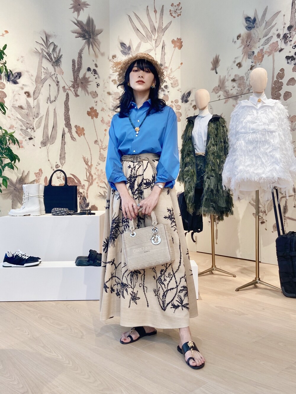 「Dior、カジュアルコーデ、春コーデ、2020ss、中田クルミ、ビッグシルエット、フレアスカート、マキシスカート、シャツ」｜「Diorのアイテム（シャツ/ブラウス、ブルー系）」を使った、中田クルミさん（レディース・168cm）の冬コーディネートの1枚目の写真