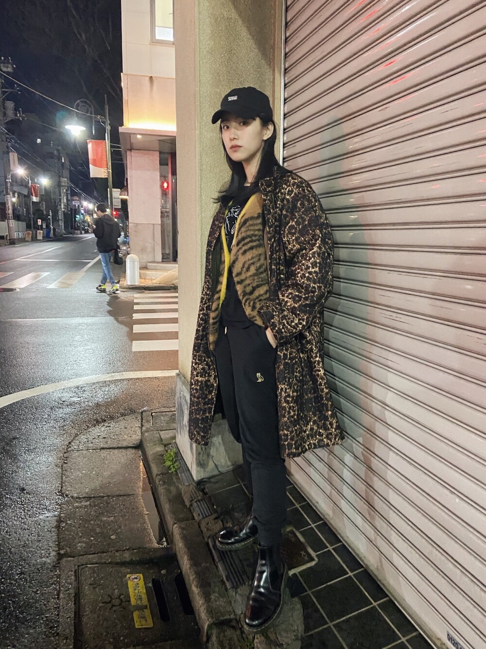 「シンプルコーデ、休日スタイル、ラクチンコーデ、カジュアルコーデ、レオパード、中田クルミ、Dr.Martens、スウェットパンツ」｜「Octover's Very Ownのアイテム（その他パンツ、ブラック系）」を使った、中田クルミさん（レディース・168cm）の冬コーディネートの1枚目の写真