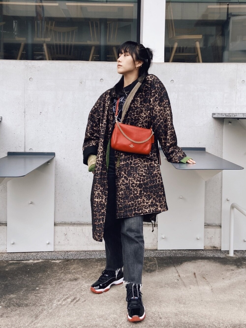 「オトナ女子、春、休日スタイル、レオパード、Jordan、Jordan11、中田クルミ、COACH、デニム、オトナカジュアル」｜「THE Dallasのアイテム（ジャケット/アウター、ブラウン系）」を使った、中田クルミさん（レディース・168cm）の冬コーディネートの1枚目の写真