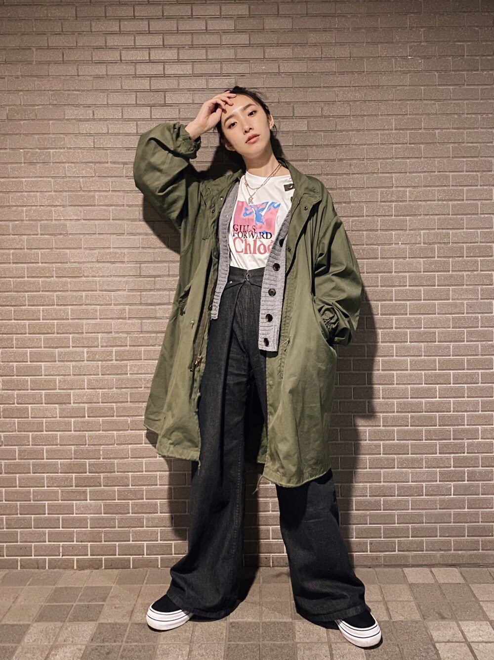 「カジュアル、Chloe、中田クルミ、大人カジュアル、スニーカー、パンツスタイル、デニムパンツ、オーバーサイズ、VANS、VINTAGE」｜「Chloeのアイテム（Tシャツ/カットソー、ホワイト系）」を使った、中田クルミさん（レディース・168cm）の春コーディネートの1枚目の写真