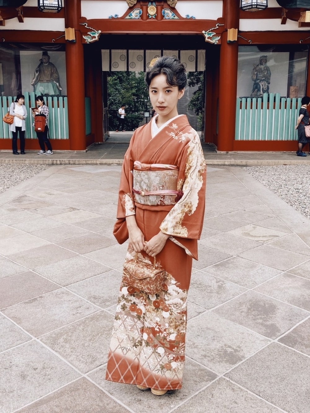 「着物、結婚式、パーティースタイル、中田クルミ、和服、神社」｜「母の着物のアイテム（着物、オレンジ系）」を使った、中田クルミさん（レディース・168cm）の春コーディネートの1枚目の写真