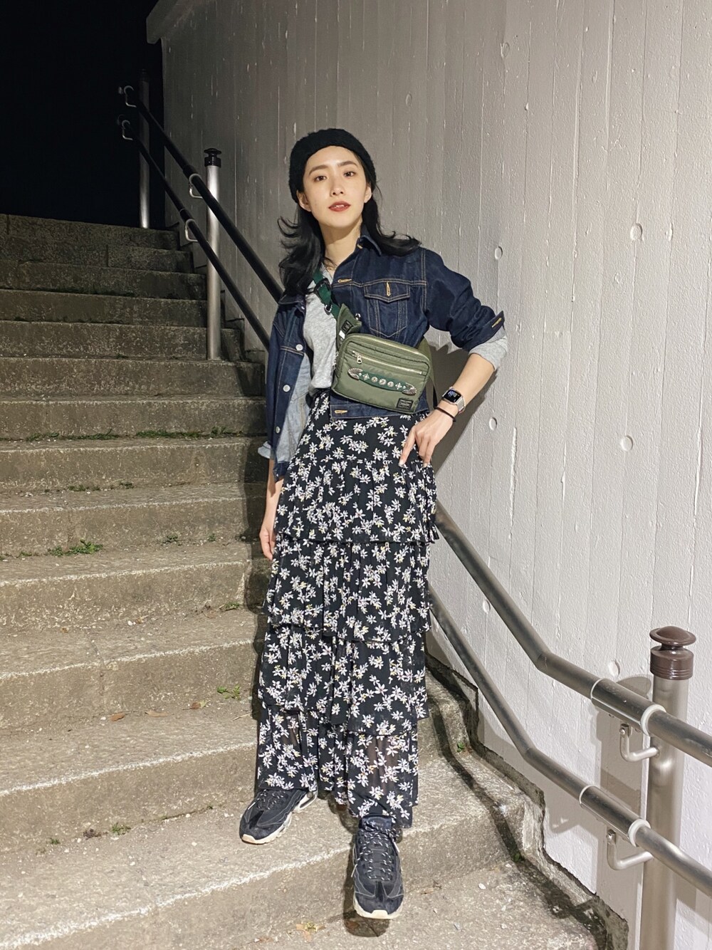 「カジュアルコーデ、ユニセックス、マキシスカート、デニムジャケット、ニット帽、大人カジュアル、中田クルミ、きれいめカジュアル、エアマックス、スニーカー」｜「JEANS FACTORY Clothesの[Jeans Factory Clothes/ジーンズファクトリークローズ] BIGシルエットショート丈Gジャン（デニムジャケット、ブルー系）」を使った、中田クルミさん（レディース・168cm）の春コーディネートの1枚目の写真