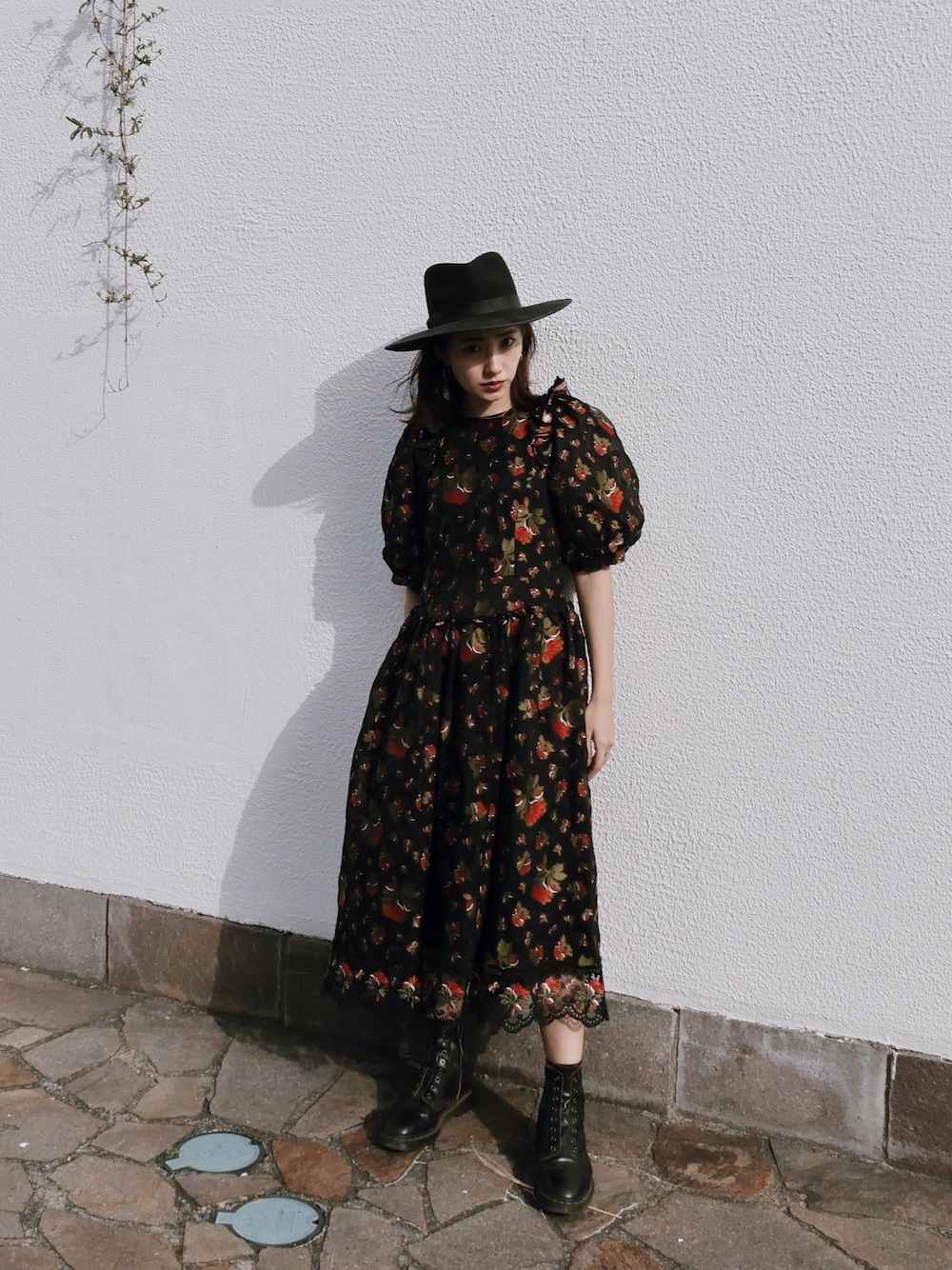 「中田クルミ、ワンピース、H&M、オトナカジュアル」｜「H&M × simone rochaのアイテム（ワンピース、ブラック系）」を使った、中田クルミさん（レディース・168cm）の春コーディネートの1枚目の写真