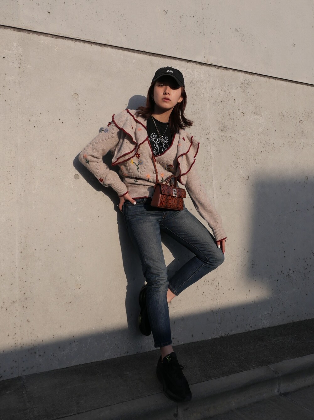 「散歩、ラクチンコーデ、プチプラ、ラフ、キャップ、中田クルミ、スキニーデニム」｜「agnes b.のアイテム（Tシャツ/カットソー、ブラック系）」を使った、中田クルミさん（レディース・168cm）の春コーディネートの1枚目の写真