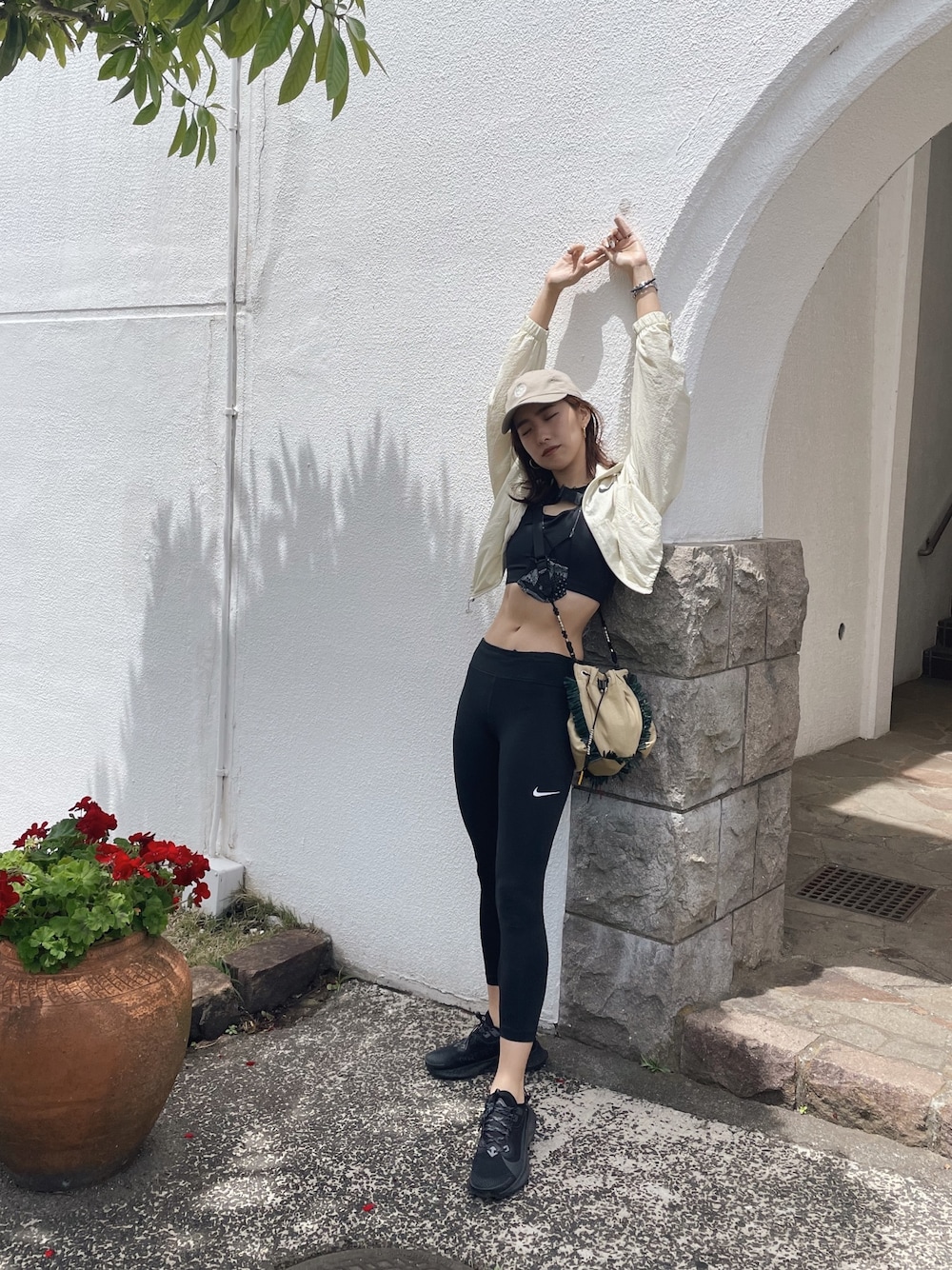 「プチプラ、NIKE、ウォーキングスタイル、中田クルミ」｜「NIKEのアイテム（ブラジャー、ブラック系）」を使った、中田クルミさん（レディース・168cm）の春コーディネートの1枚目の写真
