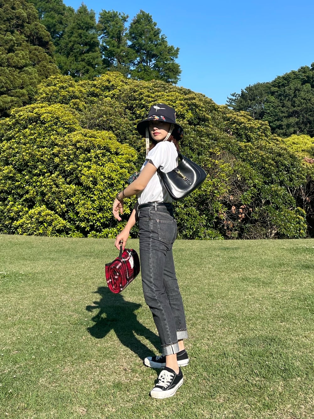 「散歩、休日コーデ、カジュアルコーデ、白Tシャツ、デニム、スニーカー、中田クルミ」｜「GUCCIのアイテム（ハンドバッグ、ブラック系）」を使った、中田クルミさん（レディース・168cm）の春コーディネートの1枚目の写真
