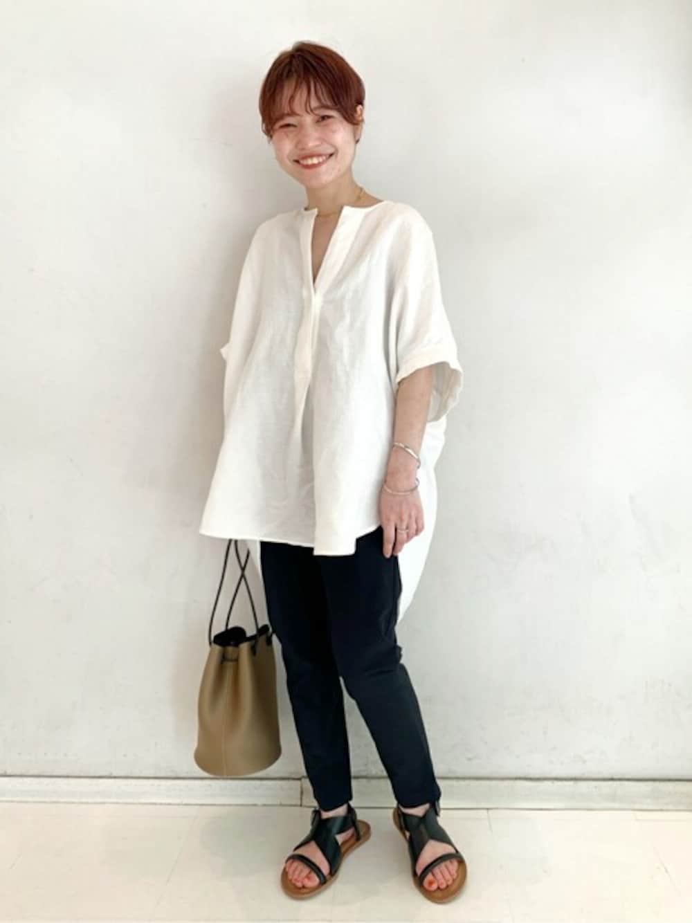 ブラック系のその他パンツ、ベージュ系のハンドバッグ、ブラック系のサンダルを着用したレディースの夏コーディネートの1枚目の写真