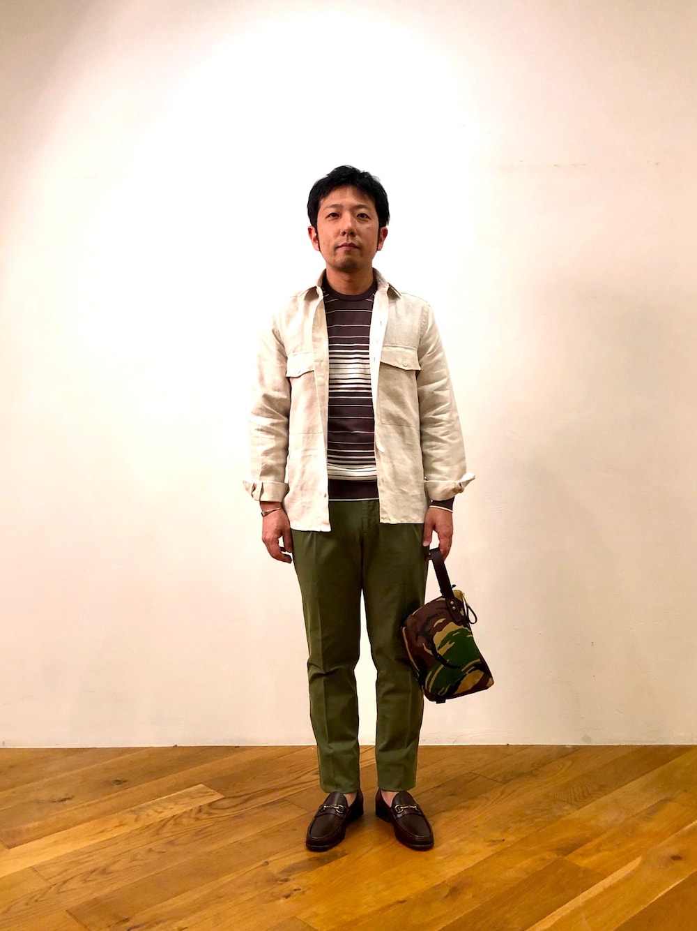 「GUY ROVERのアイテム（シャツ/ブラウス、ホワイト系）」を使った、kenichiさん（メンズ・165cm）の春コーディネートの1枚目の写真