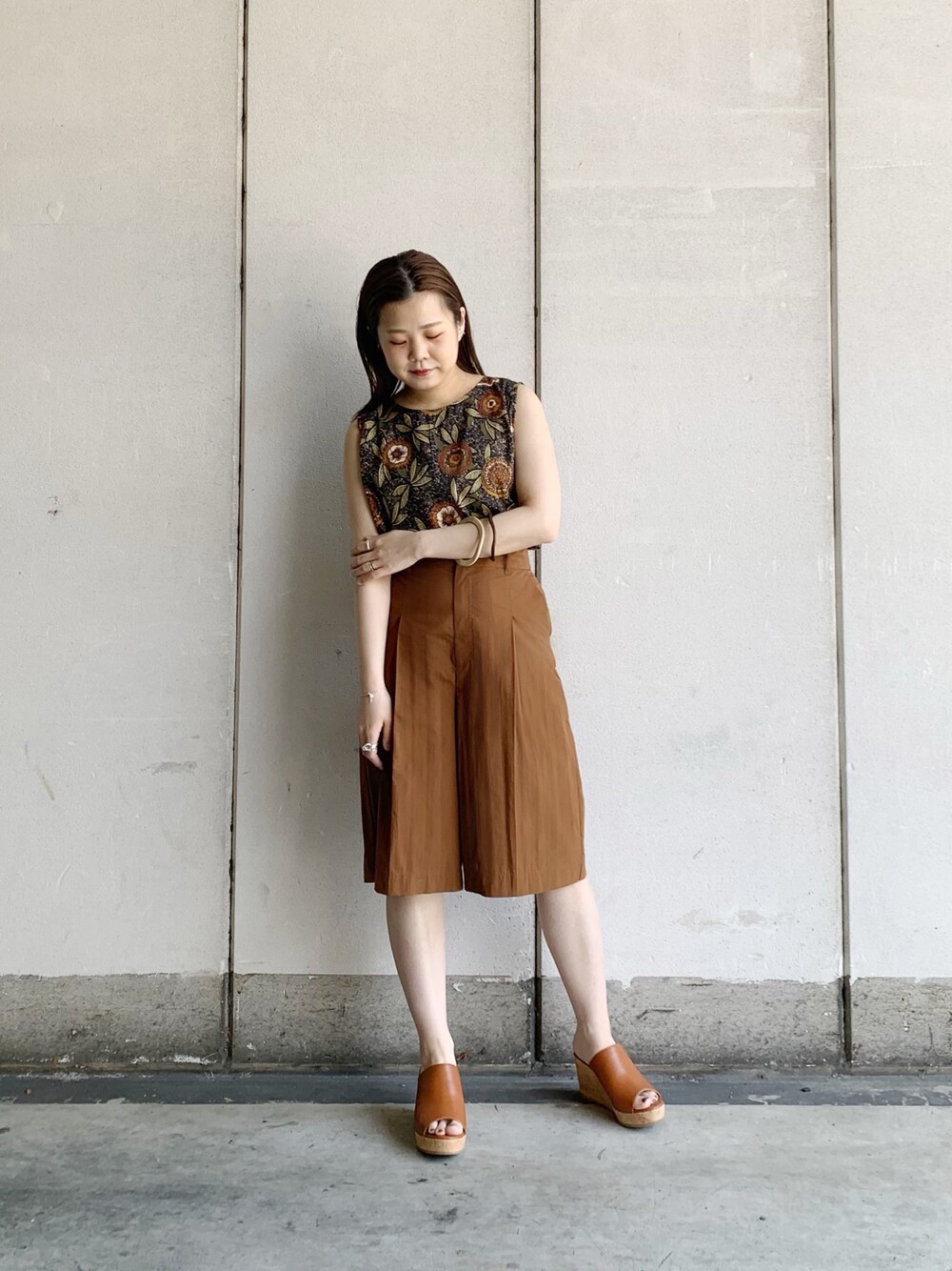 ブラック系のシャツ/ブラウス、ブラウン系のその他パンツを着用したレディースの夏コーディネートの1枚目の写真