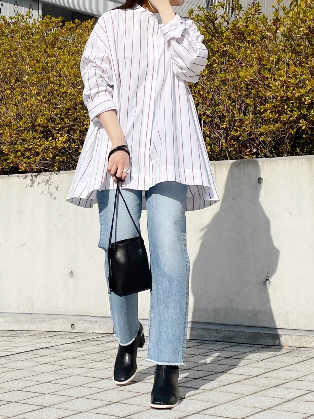 「私の推しブランド、KBF+、ootd、ストライプ、シャツスタイル、デニム、ショートブーツ、低身長、シンプル、オトナカジュアル」｜「KBF+のKBF+　マルチストライプシャツ（シャツ/ブラウス、ベージュ系）」を使った、きっしゃんさん（レディース・151cm）の冬コーディネートの1枚目の写真