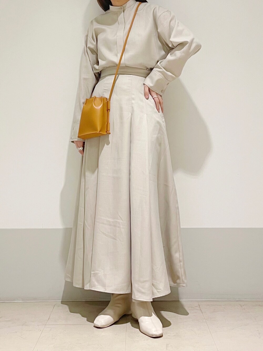 「KBF+、ootd、ワンピース、オトナカジュアル、ワントーンコーデ、ショルダーバッグ、ベージュ、ショートブーツ、春コーデ、低身長」｜「KBF+のKBF+　リネンライクドッキングワンピース（ワンピース、ベージュ系）」を使った、きっしゃんさん（レディース・151cm）の冬コーディネートの1枚目の写真