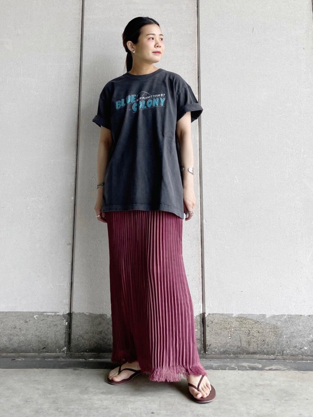 「ロゴT、カジュアルコーデ、KBF+、Tシャツ、いいね、save、フォローお願いします🤑、おしゃれさんと繋がりたい、フリンジ、ビーチサンダル、ootd、夏コーデ」｜「KBF+のKBF+　リネンライクフリンジプリーツスカート（スカート、パープル系）」を使った、きっしゃんさん（レディース・151cm）の夏コーディネートの1枚目の写真
