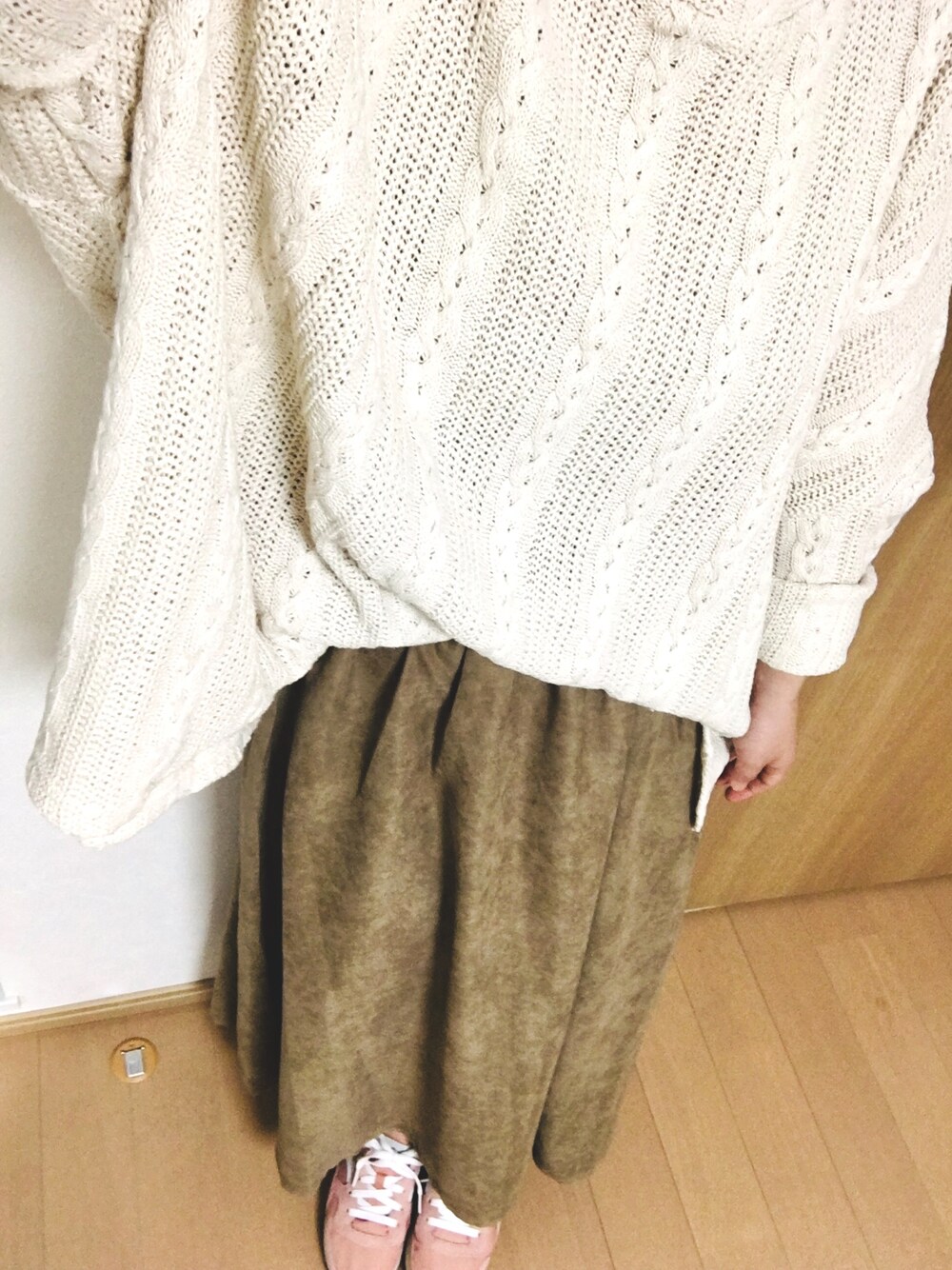 「秋服、低身長、プチプラコーデ、スニーカーコーデ、スニーカー、ゆるニット、オトナ女子、キュートカジュアル、デート」｜「RELAROBEのアイテム（ニット/セーター、ホワイト系）」を使った、m.kさん（レディース・154cm）の秋コーディネートの1枚目の写真