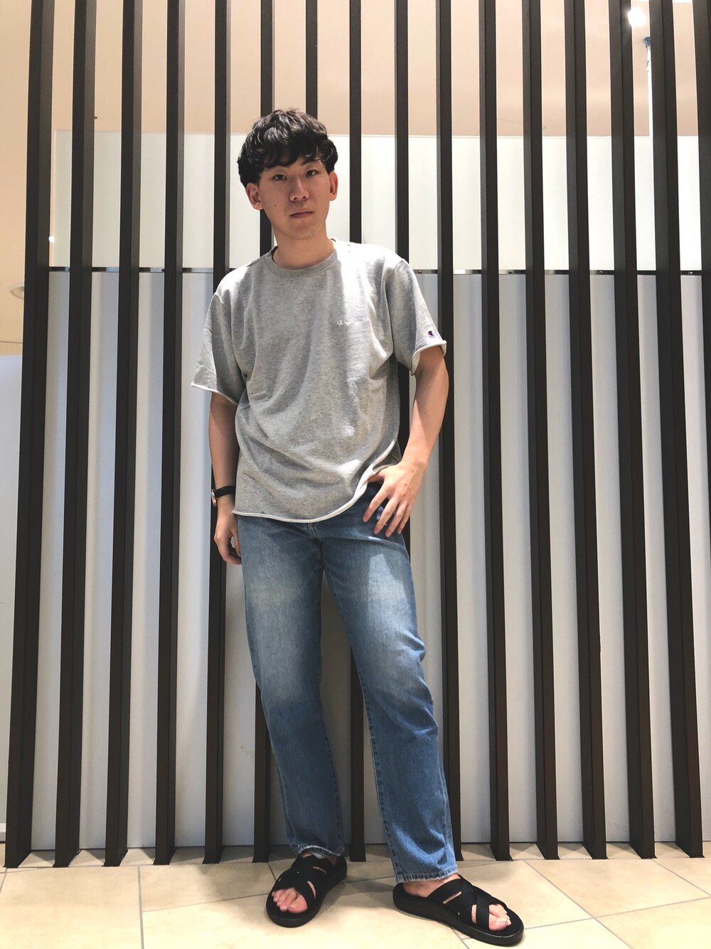 「お洒落さんとつながりたい、夏、シンプル、カジュアル、シンプルコーデ、サンダル、ロゴT、Champion別注、デニム、カットオフ」｜「Championのアイテム（Tシャツ/カットソー、グレー系）」を使った、Sumitoさん（メンズ・175cm）の春コーディネートの1枚目の写真