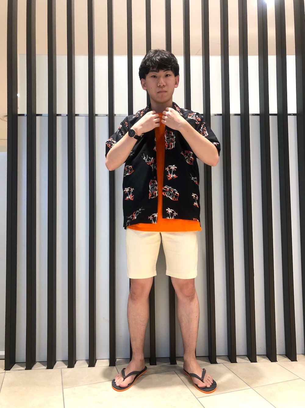 「夏、リラックススタイル、黒、サンダル、白パンツ、ショートパンツ、summer、半袖シャツ、アロハシャツ、オレンジ」｜「URBAN RESEARCH Sonny Labelのアイテム（シャツ/ブラウス、ブラック系）」を使った、Sumitoさん（メンズ・175cm）の夏コーディネートの1枚目の写真