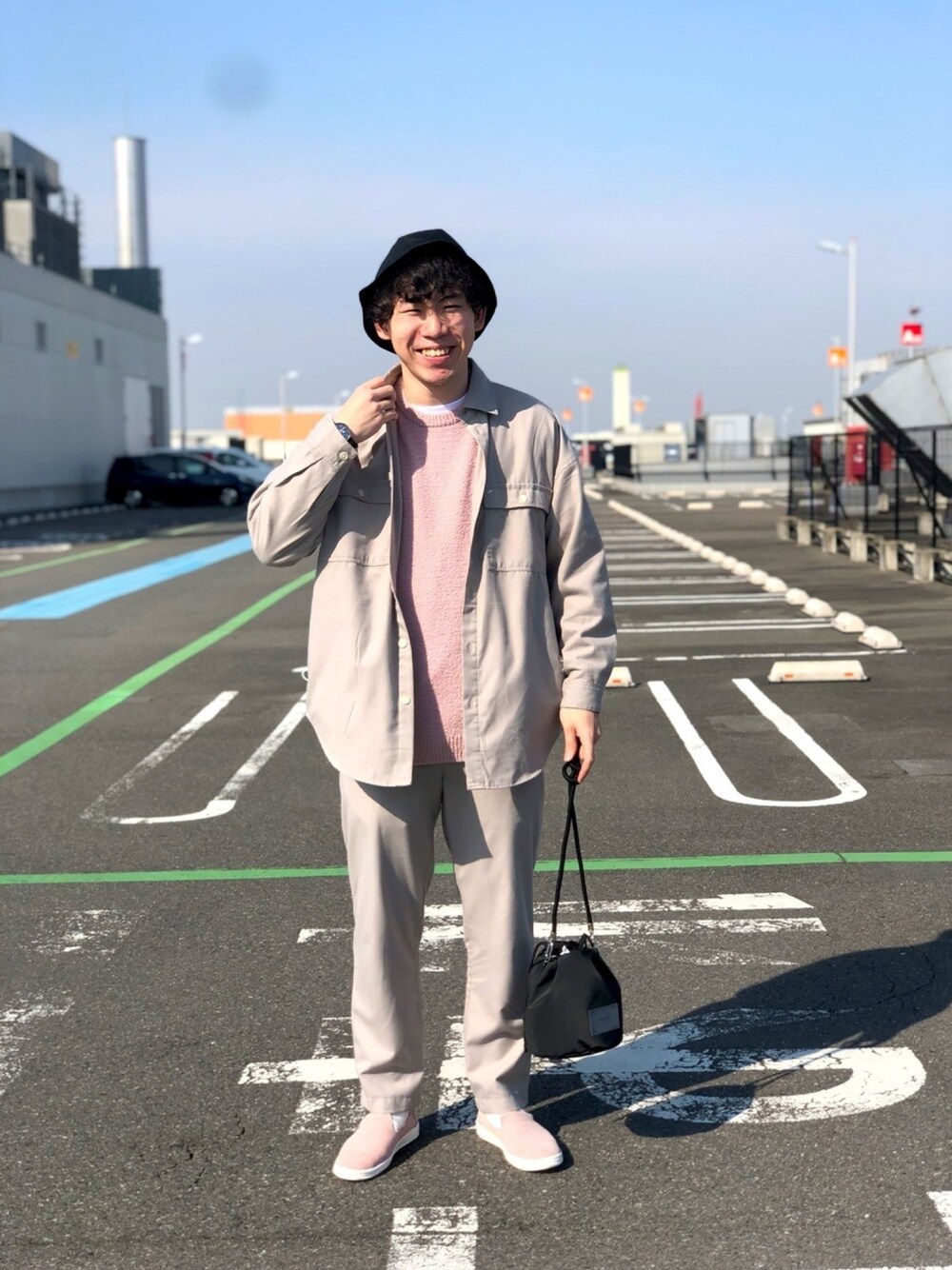 「セットアップ、グレージュ、ピンク、サニーレーベル、キャルオーライン、バケットハット、黒、巾着バッグ、オーバーサイズ、キレイめ」｜「CANTERAのCANTERA　別注2WAY巾着BAG（ショルダーバッグ、ブラック系）」を使った、Sumitoさん（メンズ・175cm）の春コーディネートの1枚目の写真