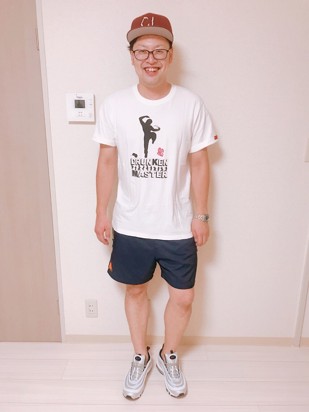 ホワイト系のTシャツ/カットソー、ブルー系のパンツ、シルバー系のスニーカーを着用したメンズの夏コーディネートの1枚目の写真