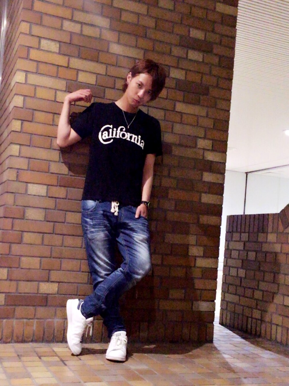 「スニーカー、デニム、Tシャツ、スタンスミス、カジュアルコーデ、ランデニ、アメカジTシャツ、クラシカルエルフ」｜「classicalelfのアイテム（Tシャツ/カットソー、ブラック系）」を使った、ひろぴん（クラシカルエルフ）さん（メンズ・174cm）の夏コーディネートの1枚目の写真