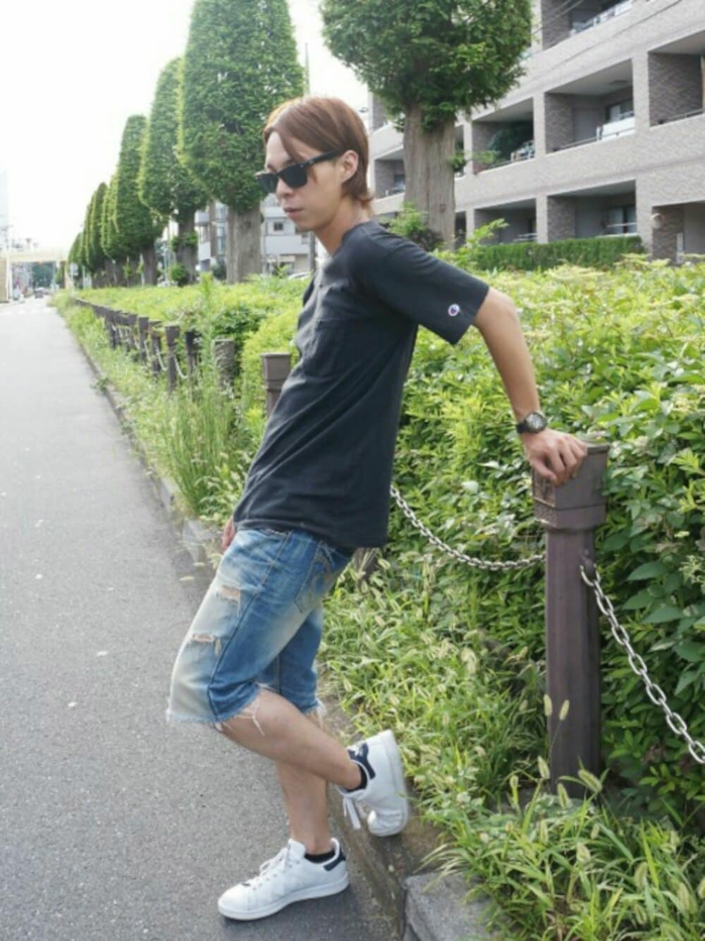 「スニーカー、デニム、カジュアル、夏、チャンピオン、ハーフパンツ、Champion、ラフ、ダメージデニムパンツ、lolita」｜「Championの【Champion/チャンピオン】tシャツ　 ロゴ刺繍 Tシャツ（Tシャツ/カットソー、ブラック系）」を使った、ひろぴん（クラシカルエルフ）さん（メンズ・174cm）の秋コーディネートの1枚目の写真