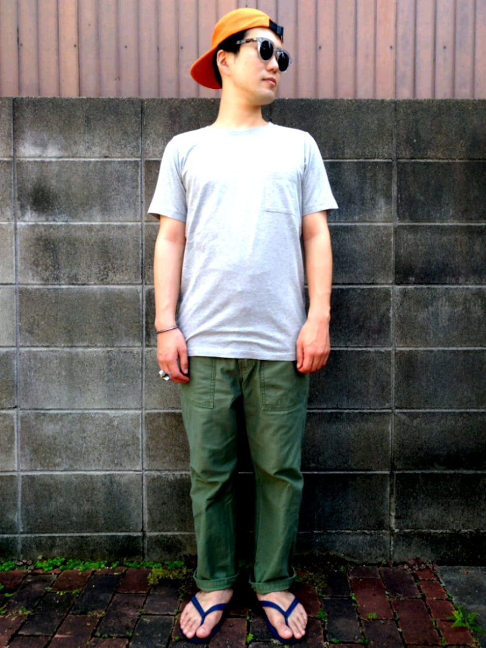 グリーン系のその他パンツ、グレー系のTシャツ/カットソー、ブルー系のビーチサンダルを着用したメンズの夏コーディネートの1枚目の写真