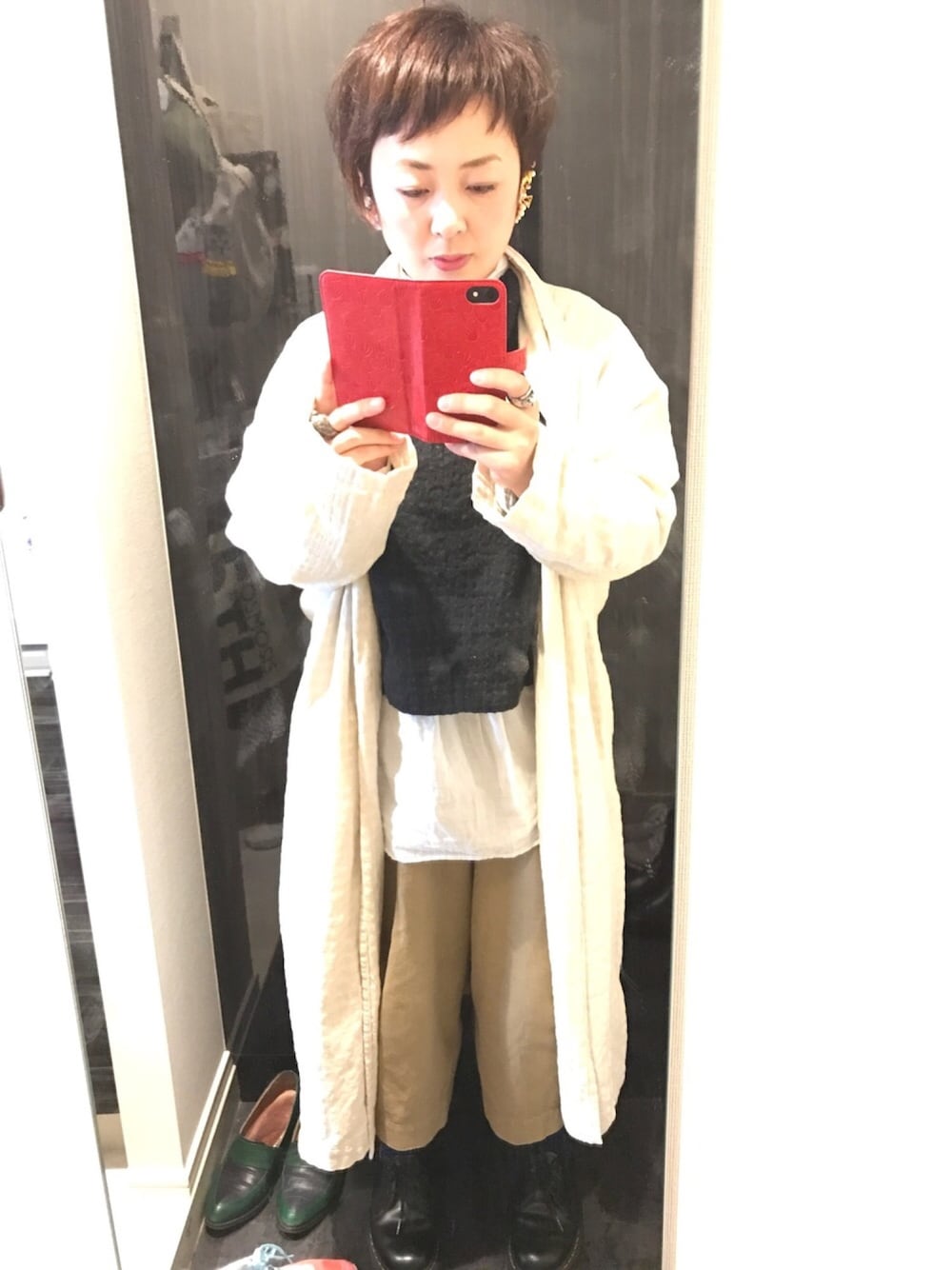 ブラック系のシャツ/ブラウス、ホワイト系のシャツ/ブラウス、ベージュ系のその他パンツを着用したレディースの春コーディネートの1枚目の写真