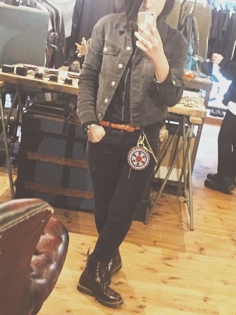 「girl、VINTAGE、skinny、Dr.Martens、BIKER」｜「UNIQLOのアイテム（デニムジャケット、ブラック系）」を使った、alowさん（レディース・159cm）の春コーディネートの1枚目の写真
