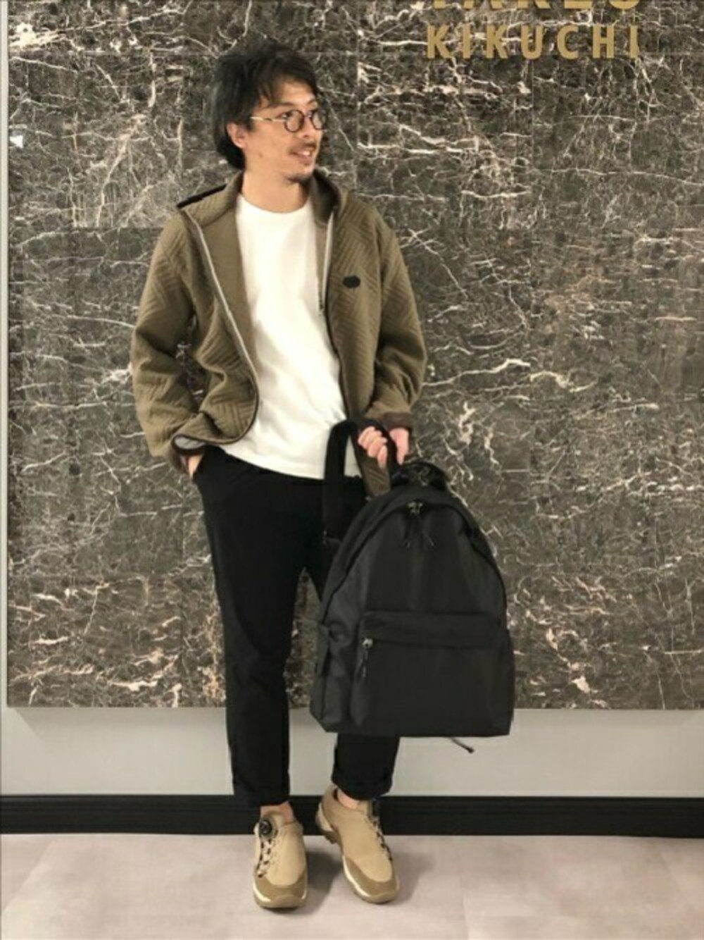 「スニーカー、リュック、ジップパーカ、タケオキクチ(TAKEO KIKUCHI)、TAKEO KIKUCHI、トレッキングシューズ、秋コーデ」｜「TAKEO KIKUCHIのダイヤルトレッキング スニーカー（スニーカー、ベージュ系）」を使った、TAKEO KIKUCHIさん（メンズ・171cm）の秋コーディネートの1枚目の写真