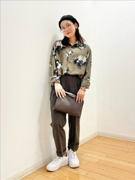 「フラワープリント」｜「アイテム（クラッチバッグ）」を使った、TAKEO KIKUCHIさん（レディース・154cm）の秋コーディネート