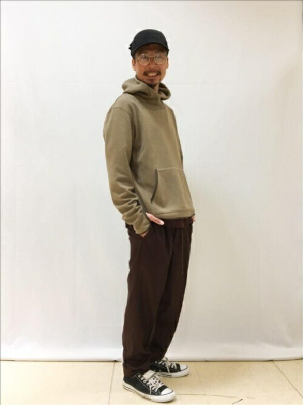 「キャップ、パーカー、秋のコーデ、プルオーバー、イージーパンツ、タケオキクチ(TAKEO KIKUCHI)、TAKEO KIKUCHI、ウォッシャブル」｜「TAKEO KIKUCHIのブークレ ジャージ プルオーバー パーカー（パーカー、ブラウン系）」を使った、TAKEO KIKUCHIさん（メンズ・178cm）の秋コーディネートの1枚目の写真