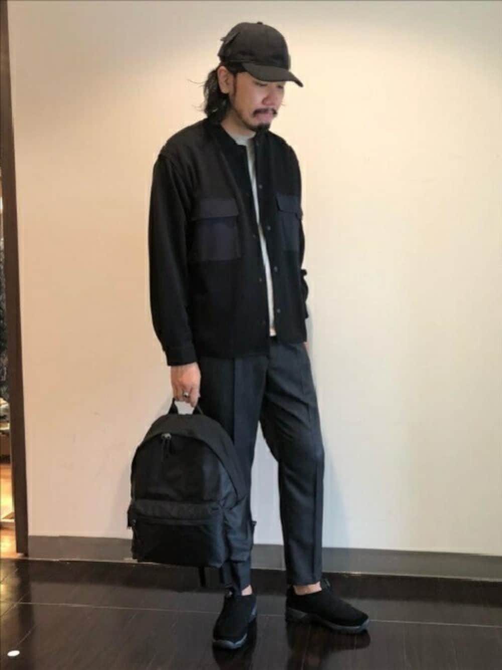 「リュック、秋のコーデ、イージーパンツ、ミリタリーシャツ、タケオキクチ(TAKEO KIKUCHI)、TAKEO KIKUCHI、トレッキングシューズ、シャツブルゾン」｜「TAKEO KIKUCHIのブークレ ジャージ ミリタリー シャツ（ブルゾン、ブラック系）」を使った、TAKEO KIKUCHIさん（メンズ・188cm）の秋コーディネートの1枚目の写真