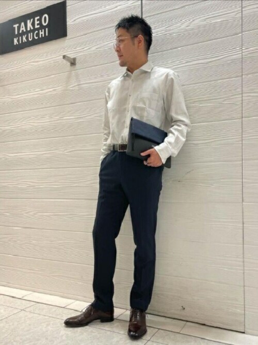 「クラッチバッグ、秋のコーデ、ドレスシューズ、ベルト、タケオキクチ(TAKEO KIKUCHI)、刺し子、メランジ、TAKEO KIKUCHI」｜「TAKEO KIKUCHIのドビー 刺し子 チェック シャツ（シャツ/ブラウス、ホワイト系）」を使った、TAKEO KIKUCHIさん（メンズ・173cm）の秋コーディネートの1枚目の写真