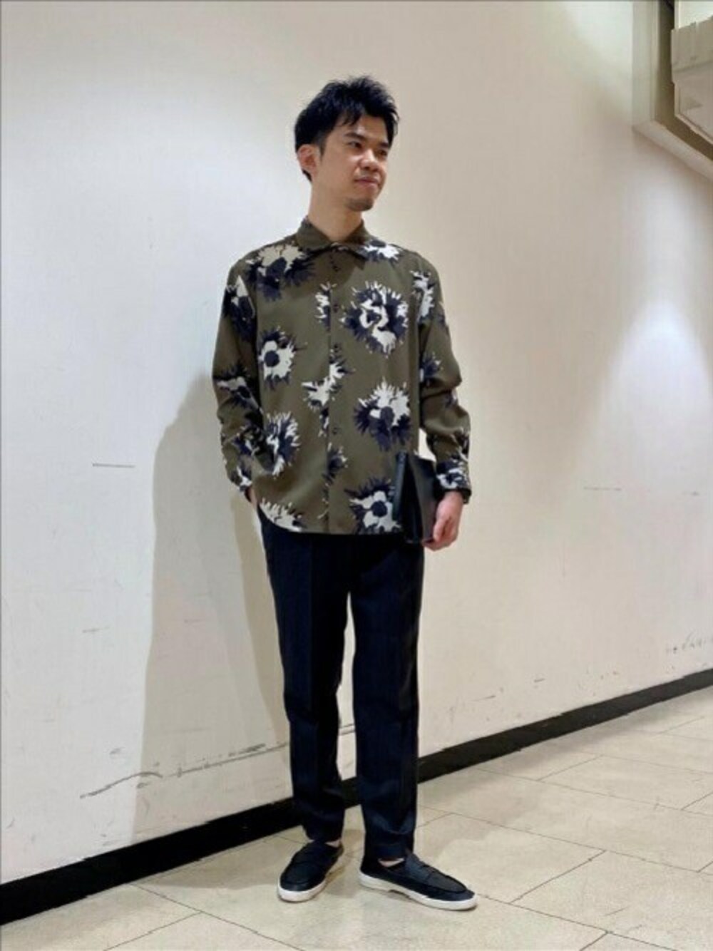「クラッチバッグ、ローファー、秋のコーデ、イージーパンツ、フラワープリント、タケオキクチ(TAKEO KIKUCHI)、シャツスタイル、TAKEO KIKUCHI、ウォッシャブル」｜「TAKEO KIKUCHIのビッグフラワー 総柄プリント シャツ（シャツ/ブラウス、ブラウン系）」を使った、TAKEO KIKUCHIさん（メンズ・172cm）の秋コーディネートの1枚目の写真