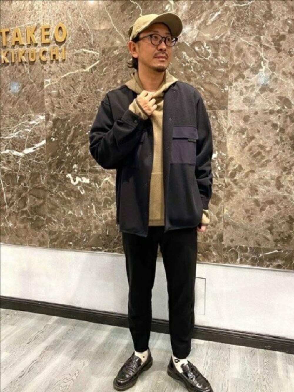 「ブルゾン、ミリタリー、キャップ、パーカー、秋のコーデ、プルオーバー、タケオキクチ(TAKEO KIKUCHI)、TAKEO KIKUCHI」｜「TAKEO KIKUCHIのブークレ ジャージ ミリタリー シャツ（ブルゾン、ブラック系）」を使った、TAKEO KIKUCHIさん（メンズ・174cm）の秋コーディネートの1枚目の写真