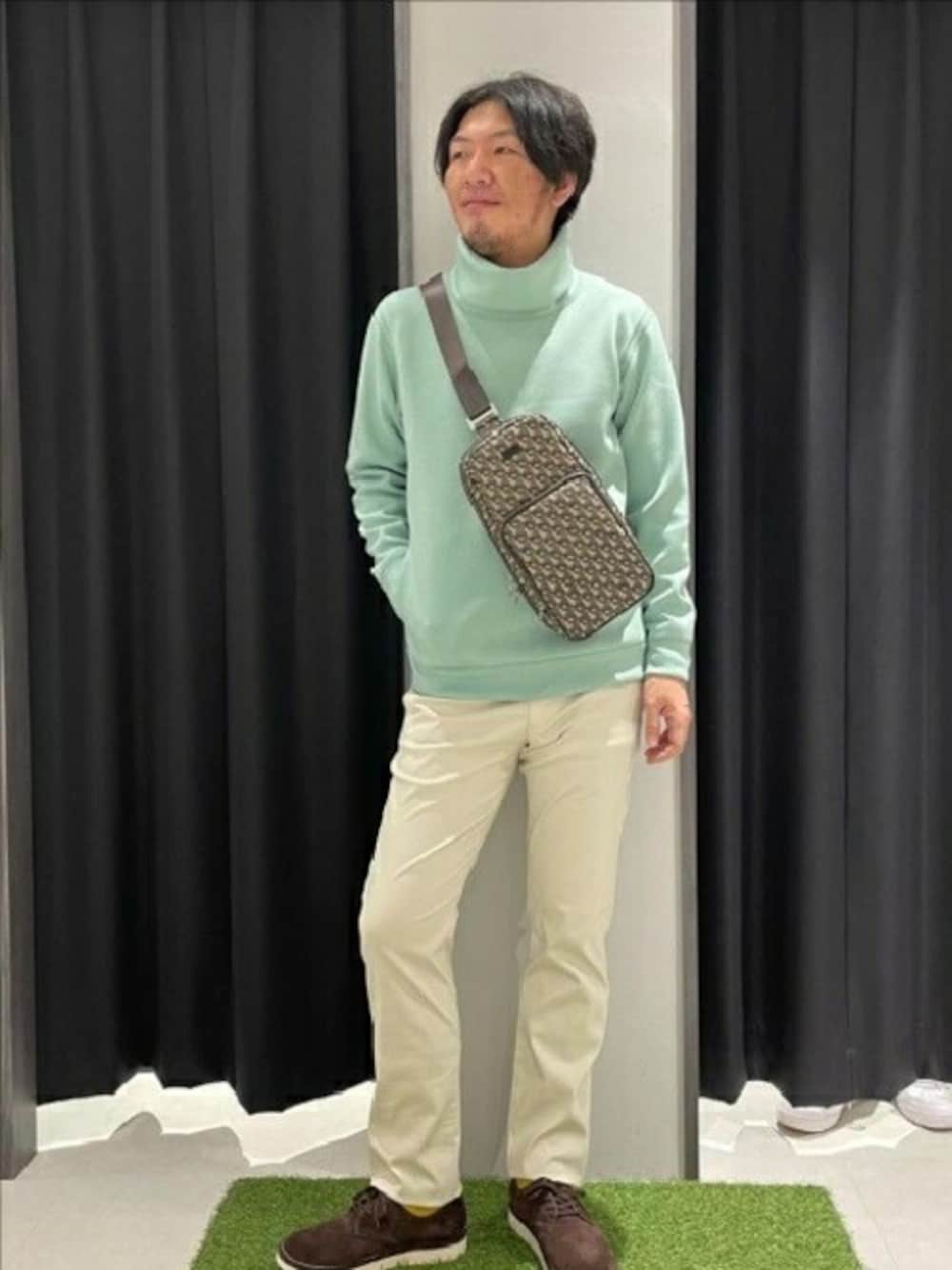 「秋のコーデ、トレーナー、オフタートル、タケオキクチ(TAKEO KIKUCHI)、5ポケットパンツ、スエードシューズ、TAKEO KIKUCHI、ワンショルダー」｜「TAKEO KIKUCHIのエアダン オフタートル トレーナー（Tシャツ/カットソー、グリーン系）」を使った、TAKEO KIKUCHIさん（メンズ・183cm）の秋コーディネートの1枚目の写真