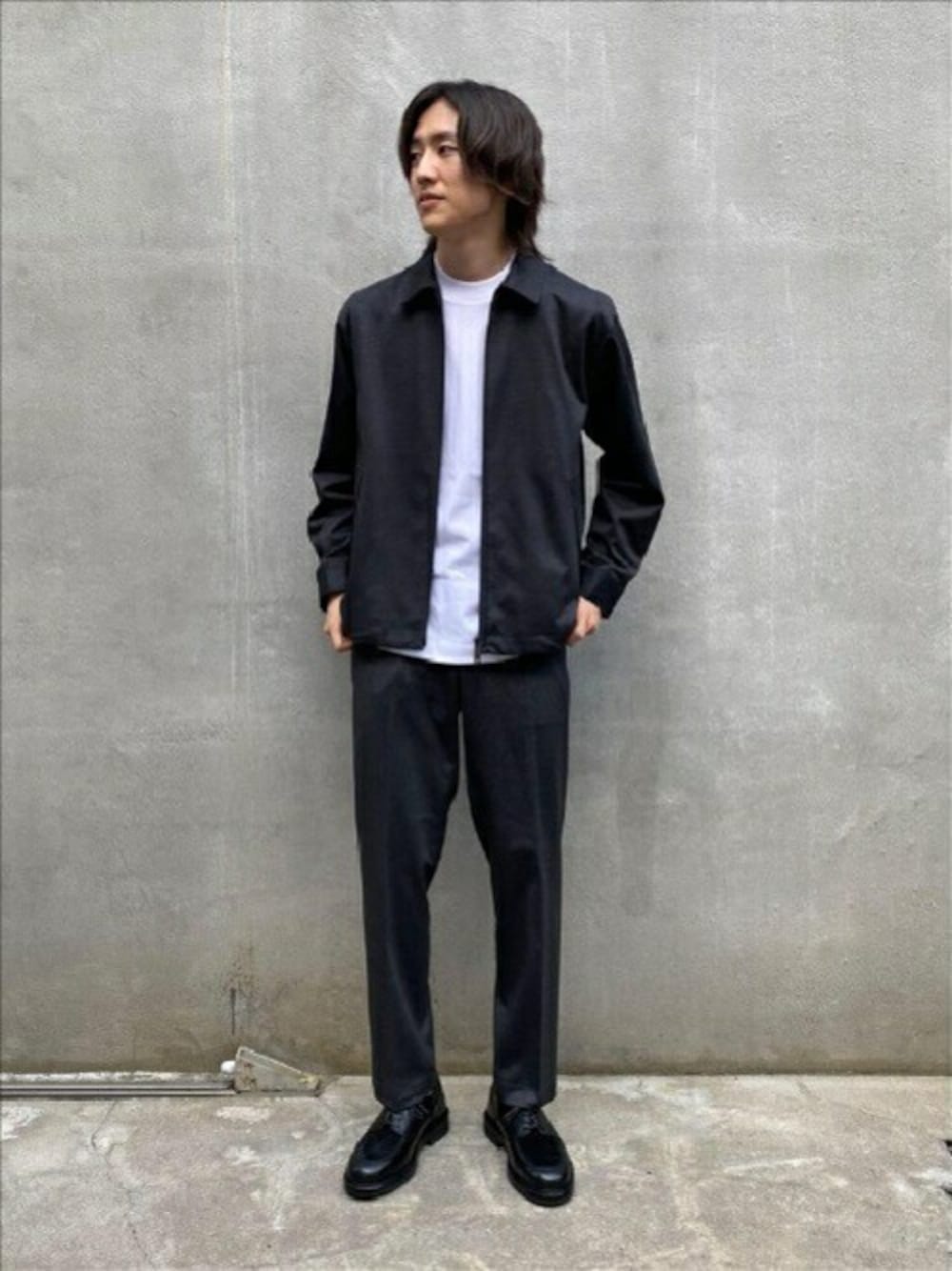「カットソー、ブルゾン、秋のコーデ、コンビシューズ、イージーパンツ、タケオキクチ(TAKEO KIKUCHI)、TAKEO KIKUCHI、モックネック、ジップブルゾン」｜「TAKEO KIKUCHIのジャージ ZIP ブルゾン（ブルゾン、グレー系）」を使った、TAKEO KIKUCHIさん（メンズ・172cm）の秋コーディネートの1枚目の写真