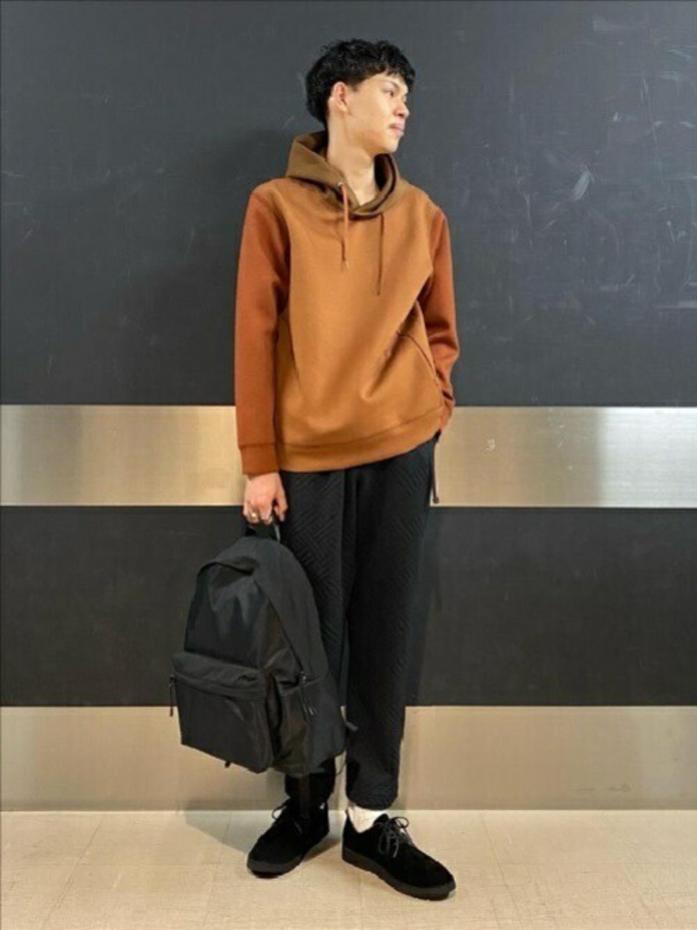 「バックパック、パーカー、秋のコーデ、プルオーバー、イージーパンツ、タケオキクチ(TAKEO KIKUCHI)、TAKEO KIKUCHI」｜「TAKEO KIKUCHIのエアダン プルオーバーパーカー（パーカー、ブラウン系）」を使った、TAKEO KIKUCHIさん（メンズ・180cm）の秋コーディネートの1枚目の写真