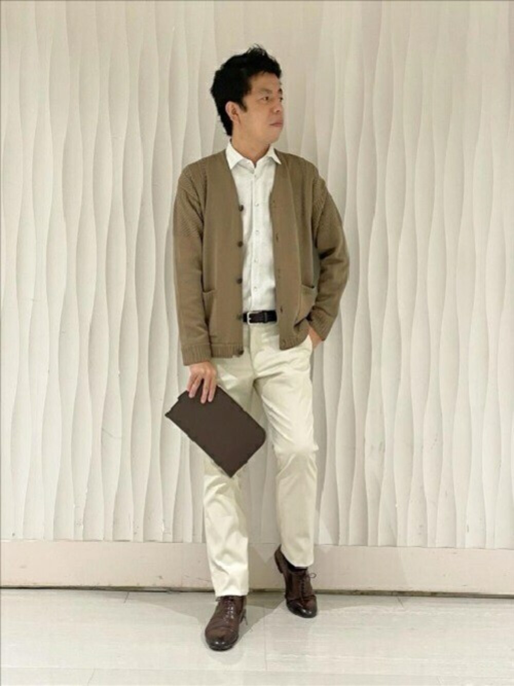 「カーディガン、シャツ、秋のコーデ、クラッチバック、タケオキクチ(TAKEO KIKUCHI)、5ポケットパンツ、TAKEO KIKUCHI、メッシュベルト、ウォッシャブルニット」｜「TAKEO KIKUCHIのウォッシャブル ガンジー ニットカーディガン（カーディガン/ボレロ、ブラウン系）」を使った、TAKEO KIKUCHIさん（メンズ・174cm）の秋コーディネートの1枚目の写真