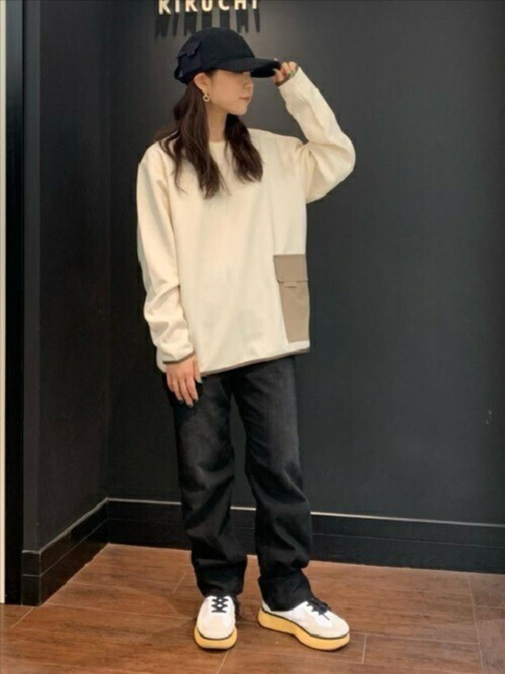 「カットソー、キャップ、秋のコーデ、タケオキクチ(TAKEO KIKUCHI)、TAKEO KIKUCHI」｜「TAKEO KIKUCHIのブークレ ジャージ カットソー（Tシャツ/カットソー、ホワイト系）」を使った、TAKEO KIKUCHIさん（レディース・156cm）の秋コーディネートの1枚目の写真
