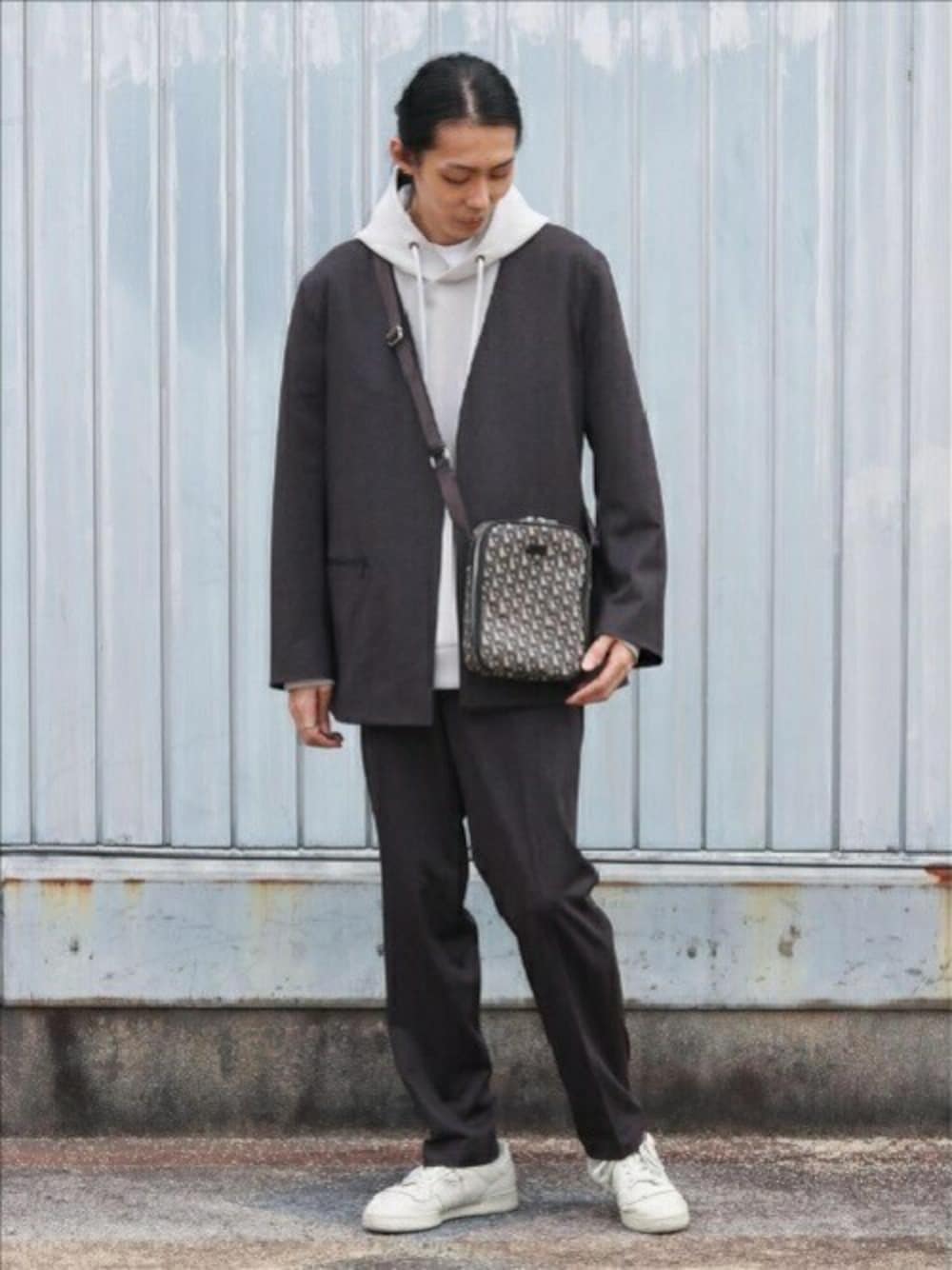 「ショルダーバッグ、パーカー、秋のコーデ、プルオーバー、イージーパンツ、タケオキクチ(TAKEO KIKUCHI)、ノーカラージャケット、TAKEO KIKUCHI」｜「TAKEO KIKUCHIの抗ウイルス ノーカラー カーディガン ジャケット（ノーカラージャケット、ブラウン系）」を使った、TAKEO KIKUCHIさん（メンズ・175cm）の秋コーディネートの1枚目の写真