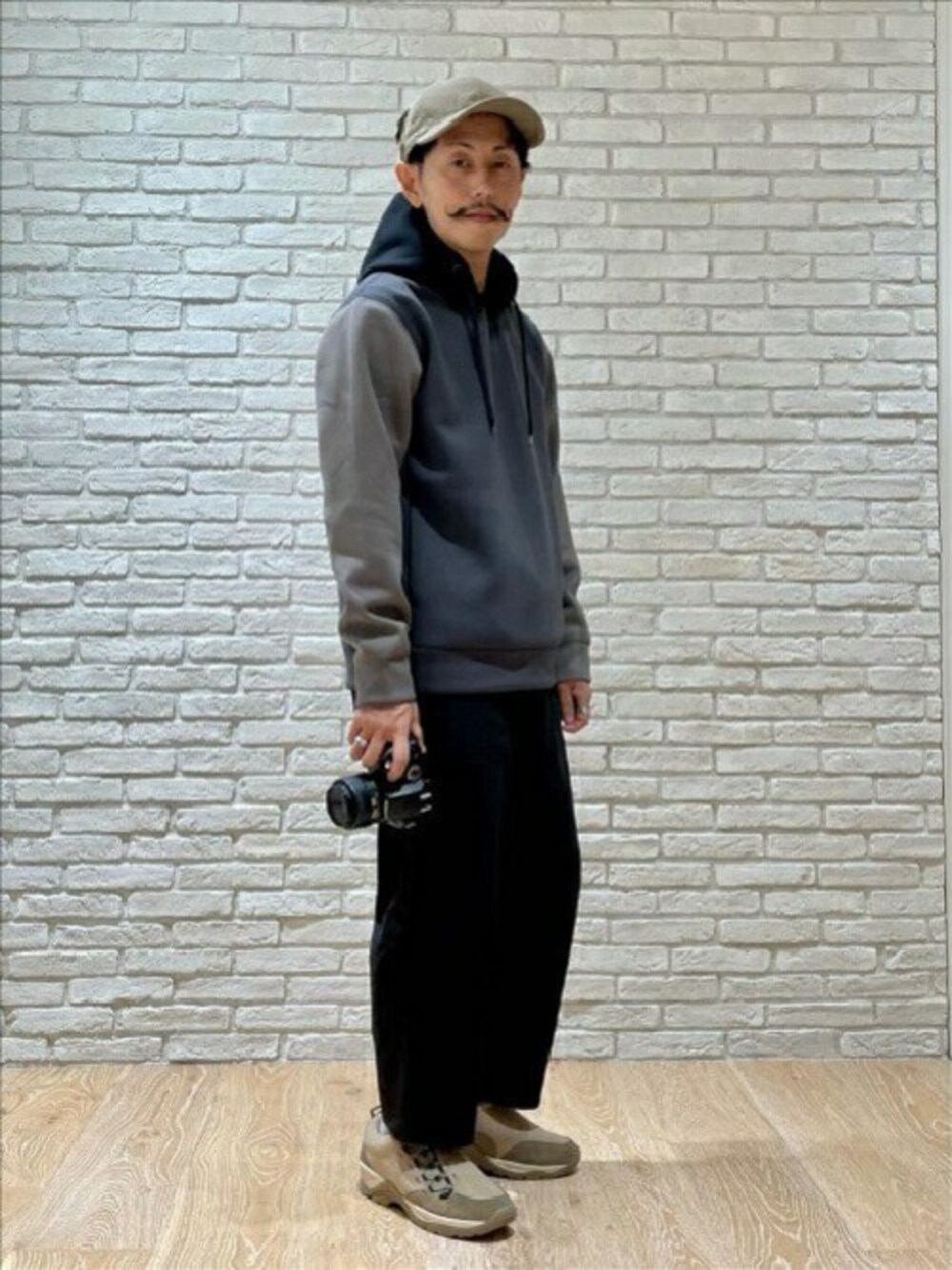 「キャップ、パーカー、秋のコーデ、プルオーバー、タケオキクチ(TAKEO KIKUCHI)、TAKEO KIKUCHI、トレッキングシューズ」｜「TAKEO KIKUCHIのエアダン プルオーバーパーカー（パーカー、ブラック系）」を使った、TAKEO KIKUCHIさん（メンズ・161cm）の秋コーディネートの1枚目の写真