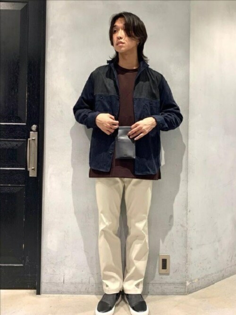 「カットソー、秋のコーデ、タケオキクチ(TAKEO KIKUCHI)、スタンドカラー、5ポケットパンツ、ポーチ、TAKEO KIKUCHI、エコスエード」｜「TAKEO KIKUCHIのエコスエード スタンドカラー シャツ（シャツ/ブラウス、ブルー系）」を使った、TAKEO KIKUCHIさん（メンズ・173cm）の秋コーディネートの1枚目の写真