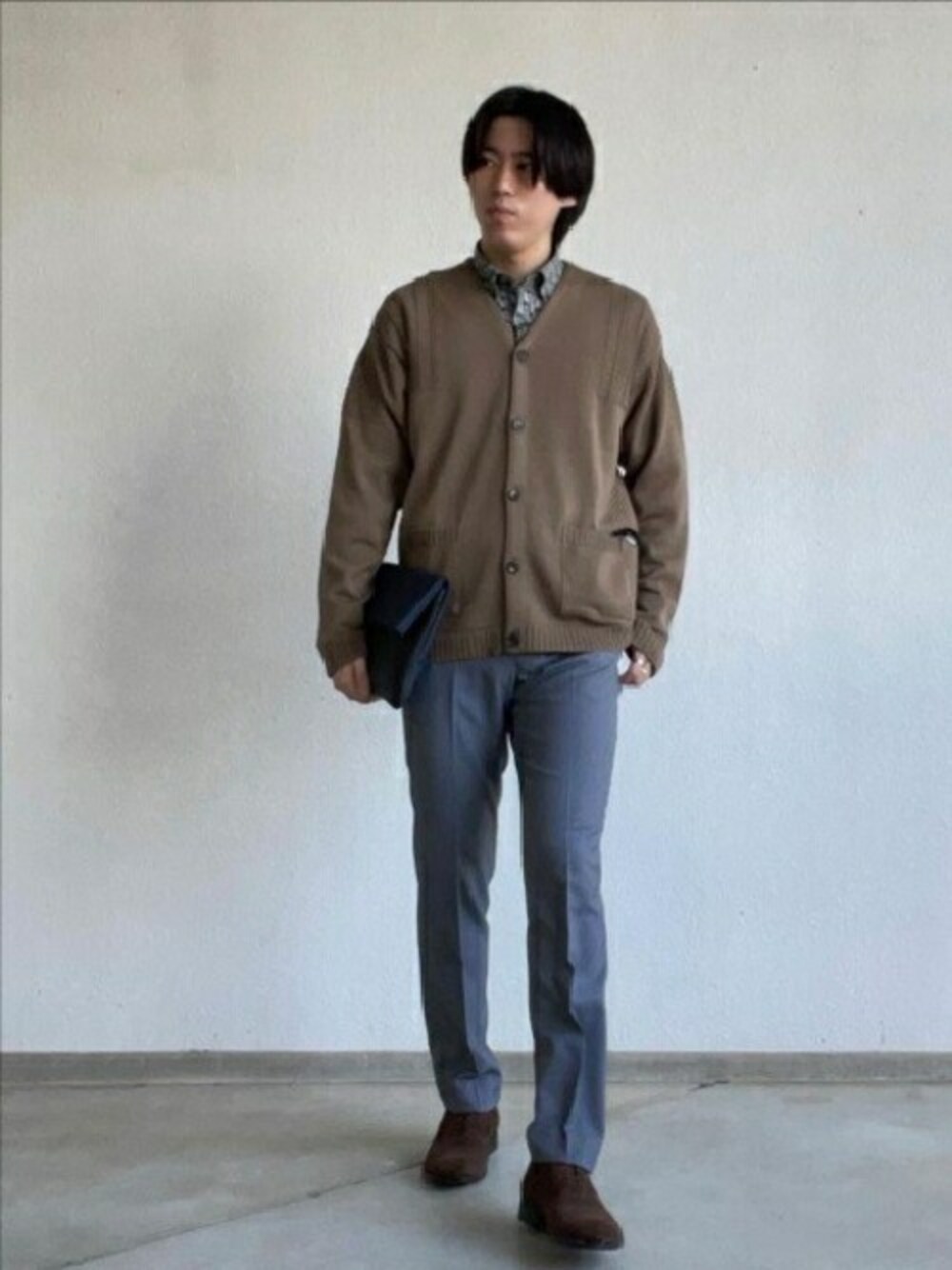 「カーディガン、クラッチバッグ、総柄、タケオキクチ(TAKEO KIKUCHI)、スエードシューズ、TAKEO KIKUCHI、ウォッシャブル」｜「TAKEO KIKUCHIのウォッシャブル ガンジー ニットカーディガン（カーディガン/ボレロ、ブラウン系）」を使った、TAKEO KIKUCHIさん（メンズ・175cm）の秋コーディネートの1枚目の写真