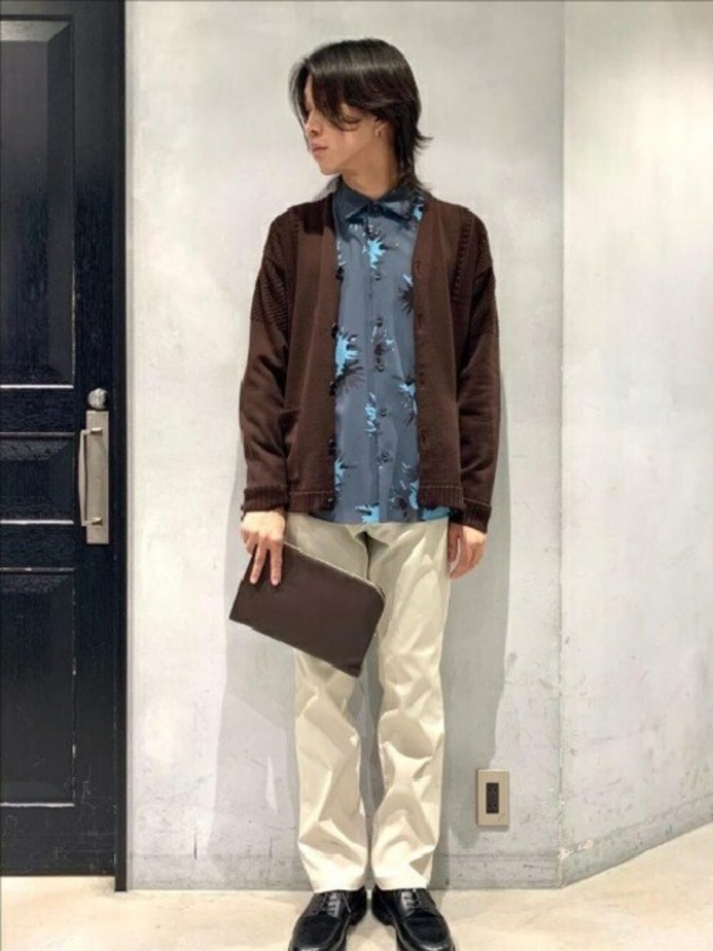 「カーディガン、クラッチバッグ、秋のコーデ、総柄、フラワープリント、タケオキクチ(TAKEO KIKUCHI)、5ポケットパンツ、レザーバッグ、TAKEO KIKUCHI、ウォッシャブル」｜「TAKEO KIKUCHIのウォッシャブル ガンジー ニットカーディガン（カーディガン/ボレロ、ブラウン系）」を使った、TAKEO KIKUCHIさん（メンズ・173cm）の秋コーディネートの1枚目の写真
