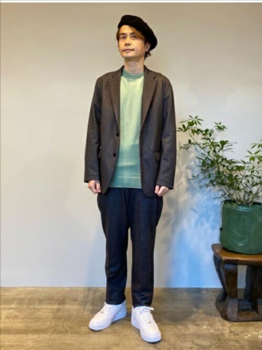 「ニット、ジャケット、セットアップ、秋のコーデ、イージーパンツ、タケオキクチ(TAKEO KIKUCHI)、TAKEO KIKUCHI、ホールガーメント、ダウンファブリック」｜「TAKEO KIKUCHIの【Sサイズ～】ダウンファブリック ジャケット（スーツジャケット、グレー系）」を使った、TAKEO KIKUCHIさん（メンズ・176cm）の秋コーディネートの1枚目の写真