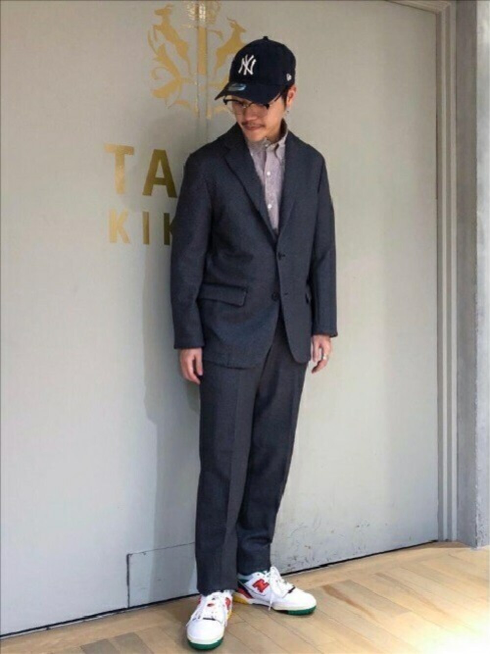 「ジャケット、セットアップ、ボタンダウンシャツ、イージーパンツ、タケオキクチ(TAKEO KIKUCHI)、TAKEO KIKUCHI、ダウンファブリック」｜「TAKEO KIKUCHIの【Sサイズ～】ダウンファブリック ジャケット（スーツジャケット、グレー系）」を使った、TAKEO KIKUCHIさん（メンズ・167cm）の秋コーディネートの1枚目の写真